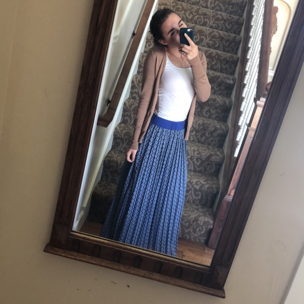 Flowy maxi skirt with pleats